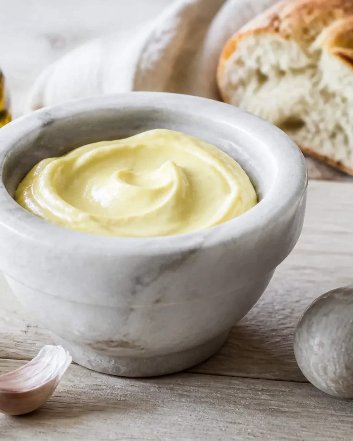 Aioli maison servi en recette maison, lumière naturelle