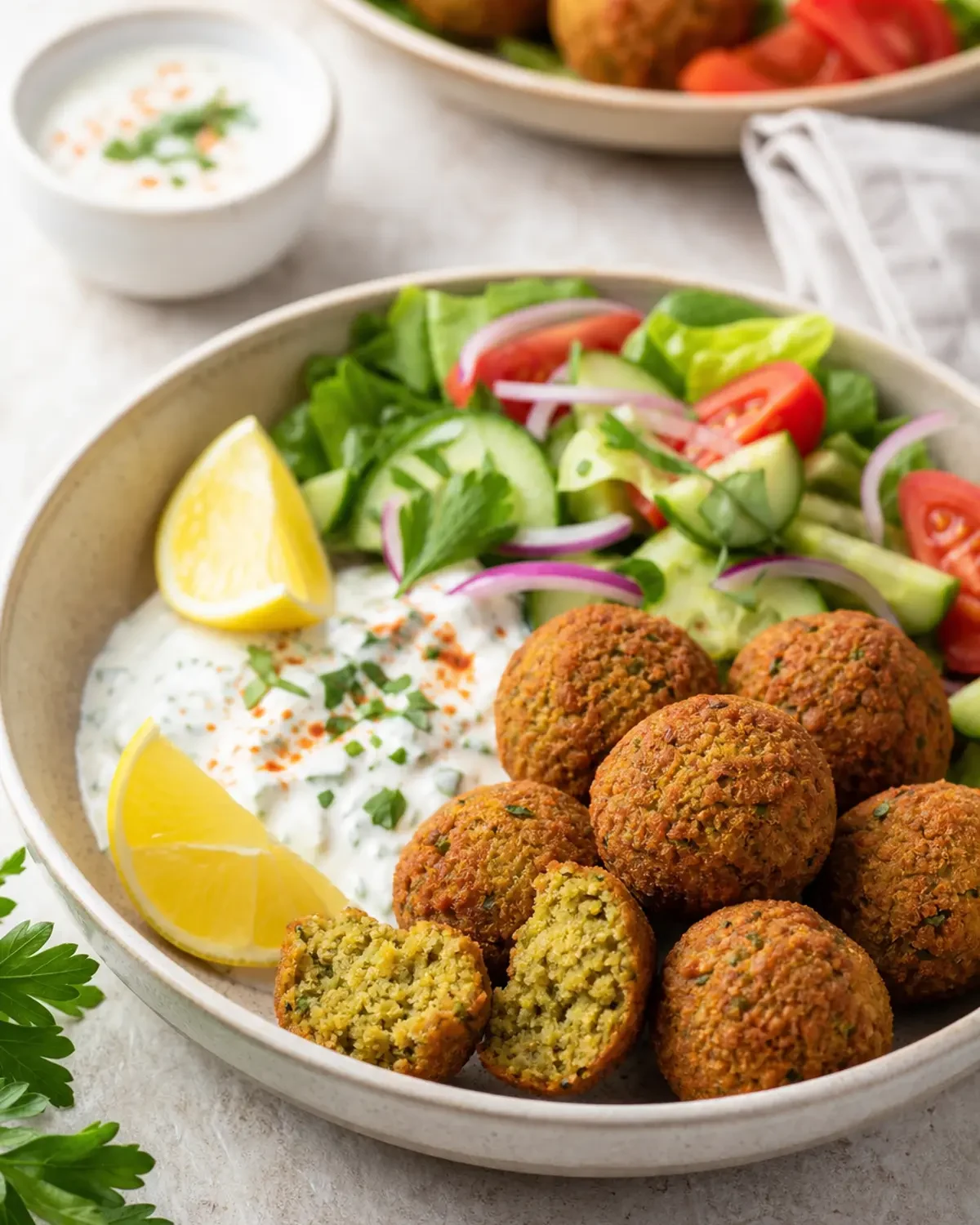 Falafel au four servi dans une présentation finale appétissante